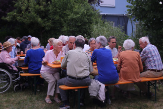 Menschen beim Gemeindefest in Eckenhaid
